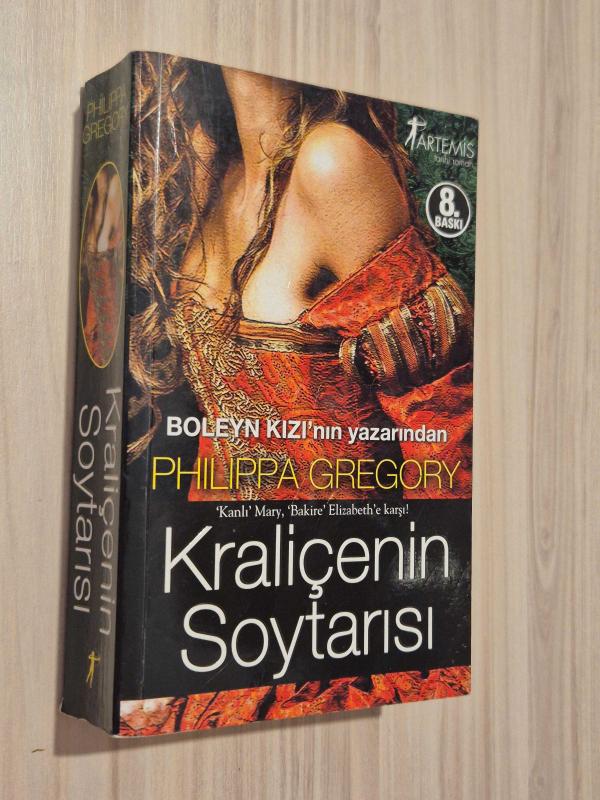 Kraliçenin Soytarısı - Philippa Gregory Artemis Yayınları kitap kapağı